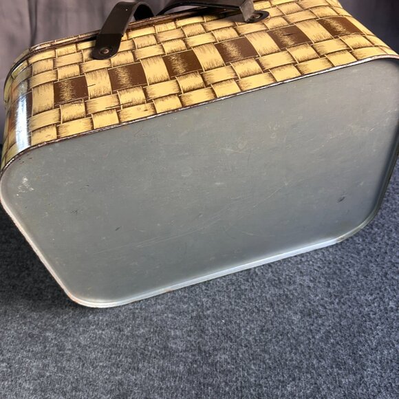 VTG METAL TIN TAN WOVEN WEAVE PATTERN PICNIC BASKET W/ HANDLES 13”x5”x 8.5” - Picture 6 of 16